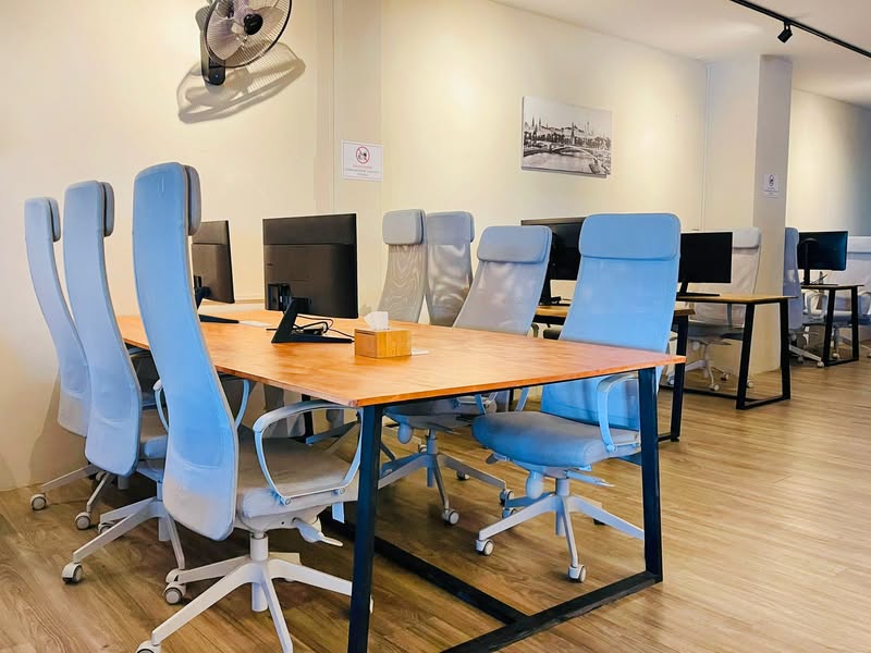 Breakers free 24-hour coworking space with desks and monitors